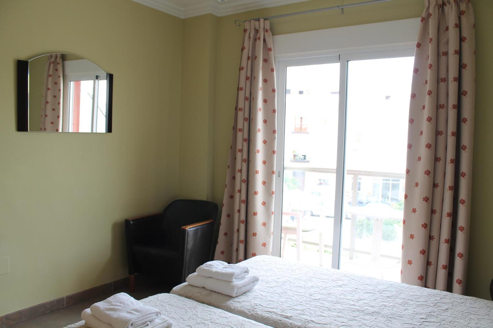 Apartamentos Turisticos Plaza Del Olvido Nerja Luaran gambar