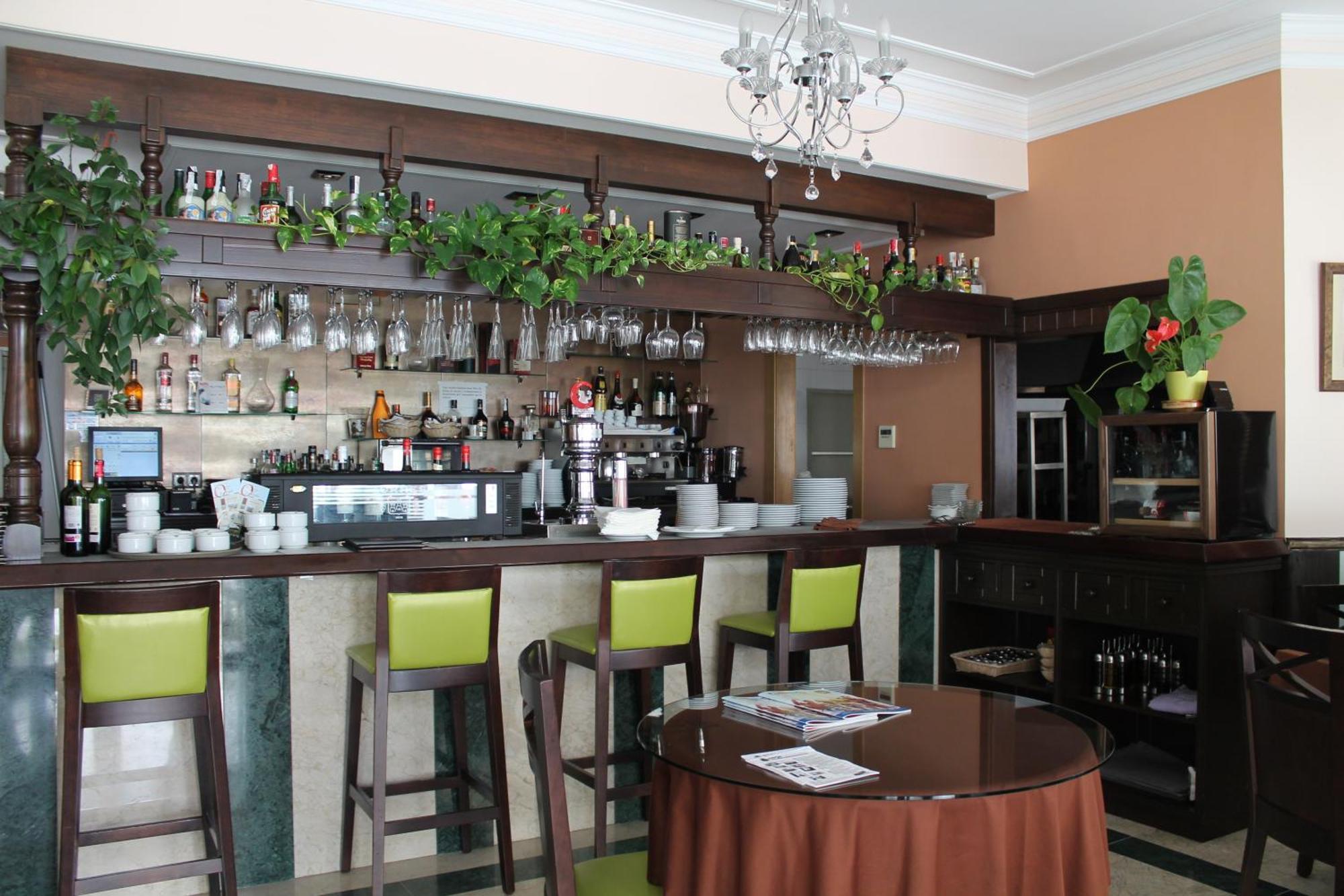 Apartamentos Turisticos Plaza Del Olvido Nerja Luaran gambar